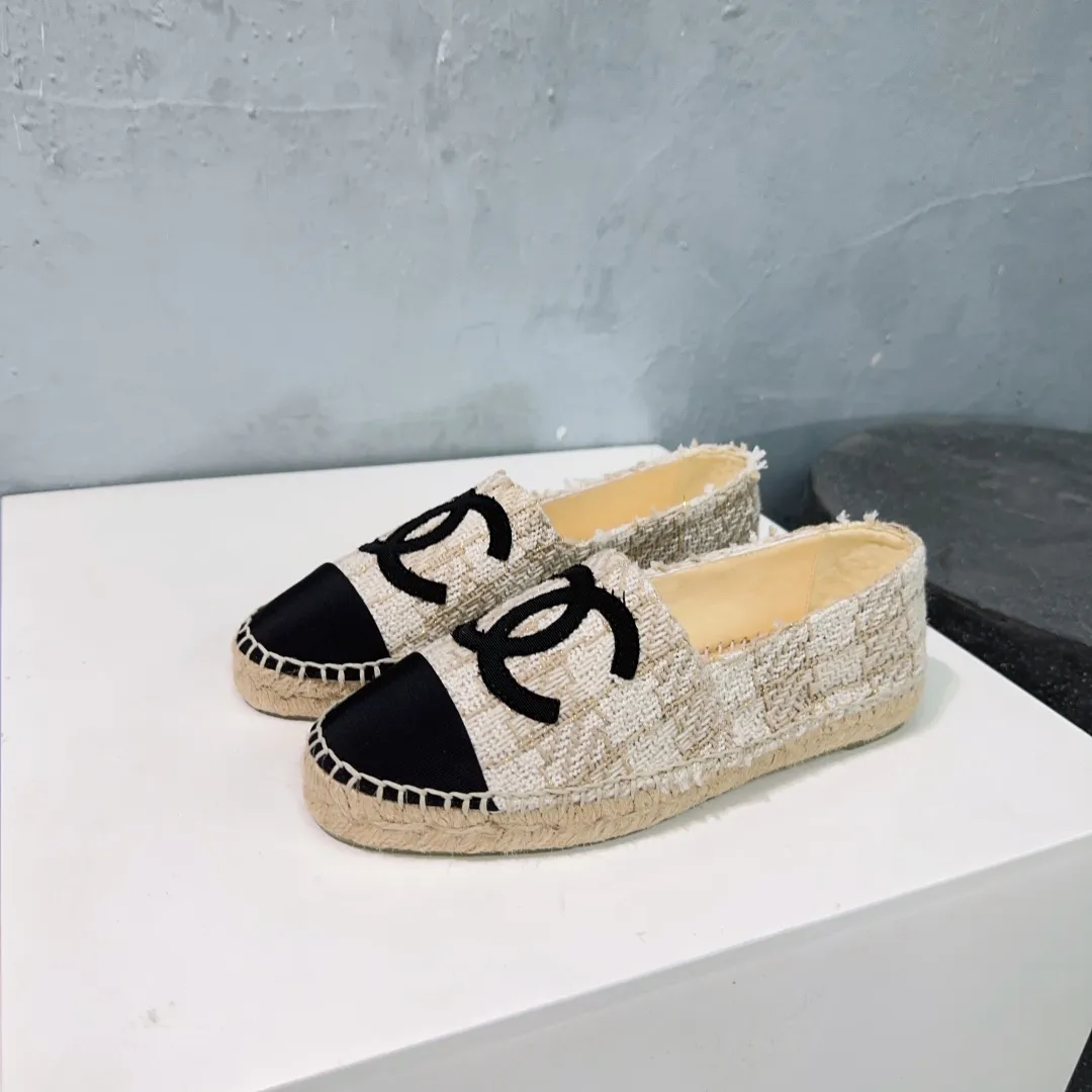 👟👟Ex-factory price 400👟👟 🌹🌹Top version🌹🌹 🌈🌈CHANEL🌟🌟Chanel's new hemp rope sole fisherman's shoes. 🔥🔥The upper is made of imported printed cloth, the inner pad is silk sheepskin, super soft sheep feet, and the original rubber-injected translucent rubber original color espadrille sole. 🐎Size: 35-40 (34, 41, 42 can be customized, non-refundable)